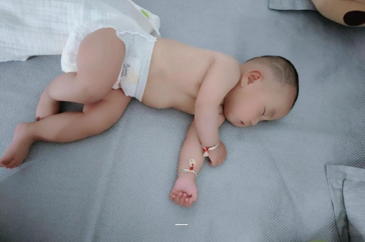 伊犁哈萨克五个月宝宝呕吐